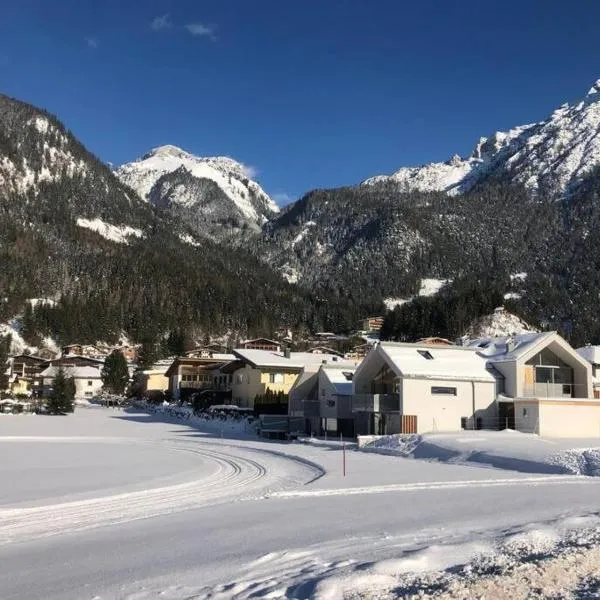 Urban Mountain Splitlevel with Lake View, hotel em Maurach