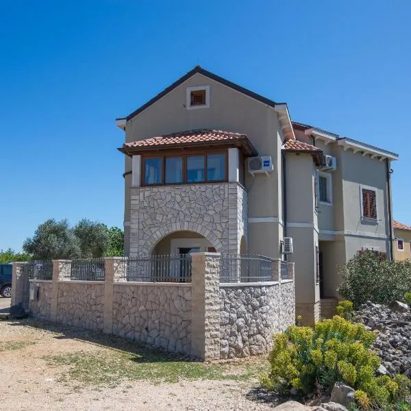 Apartments with parking space Punta kriza, Cres - 8082, hotel in Punta Križa