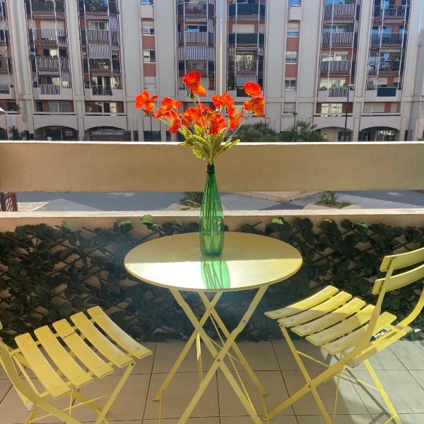Nice Port , 2BR, 6 Guests, Walk to Beach and Old Town, Niza