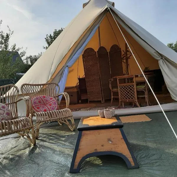 Glamping De Vrije Wind, Tentverhuur, hotel v destinaci Houwerzijl