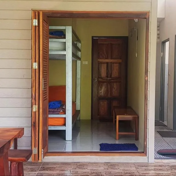 Baan Hinlad Home and Hostel, hotel in Lipa Noi