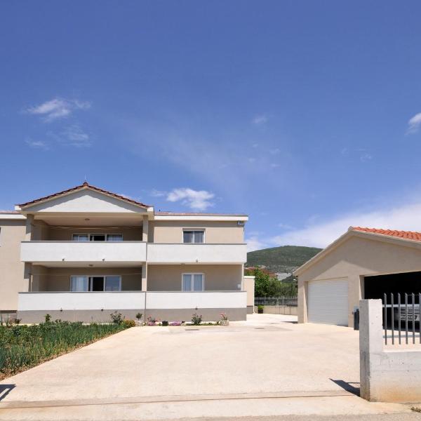 Apartments with a parking space Plano, Trogir - 11649