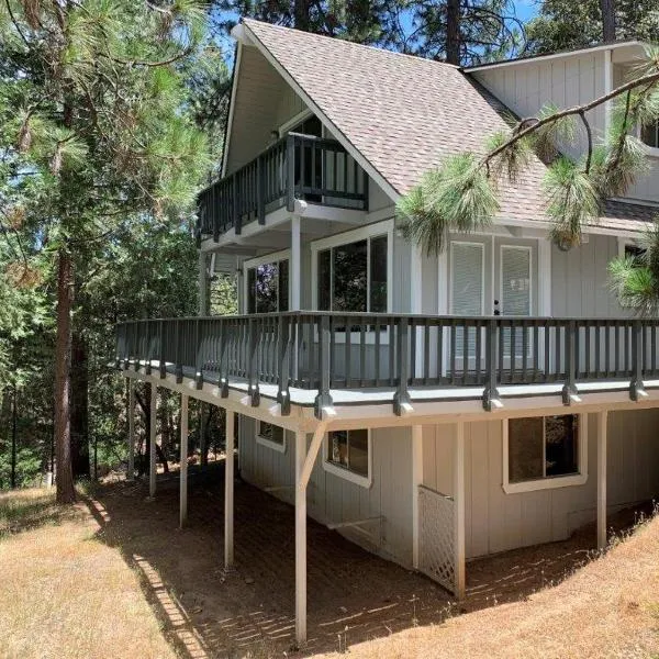 Breckenridge Chalet near Yosemite. Dog friendly!, hotell sihtkohas Groveland