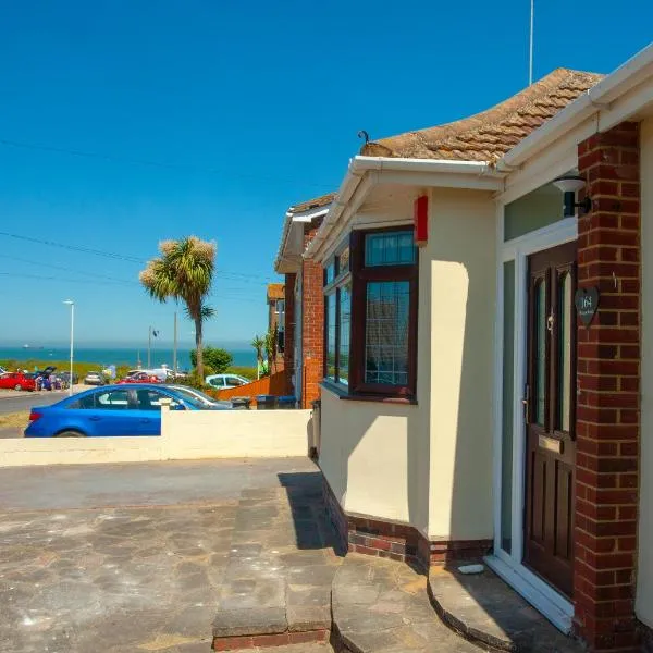 Family & Pet-Friendly Beach Bungalow Playroom, Garden & Parking, hotel in Kent