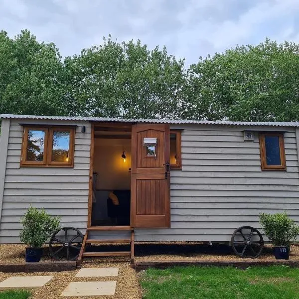 The Owls Rest Shepherds Hut Hethel, Hotel in Norwich
