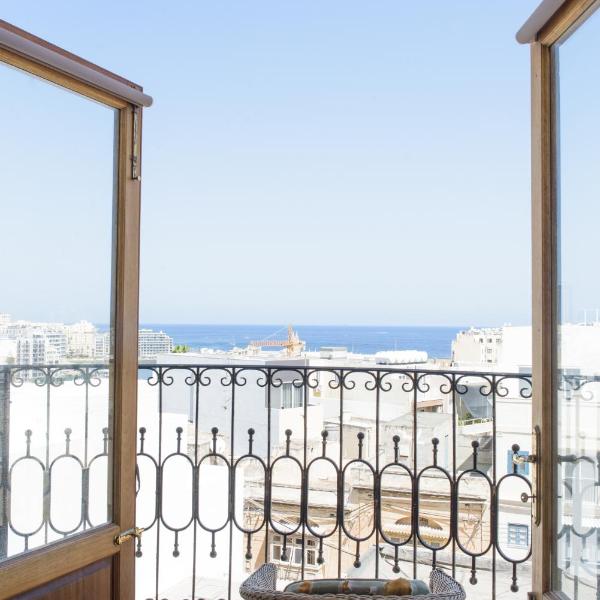 STUNNING 4 BEDROOM APART. NEAR BALLUTA BAY