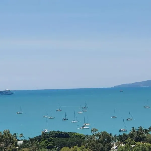 180 views king suite NB Pets must be okd by host B4 booking as T&Cs Apply CALL Bella Vista on Nara, hotel in Airlie Beach