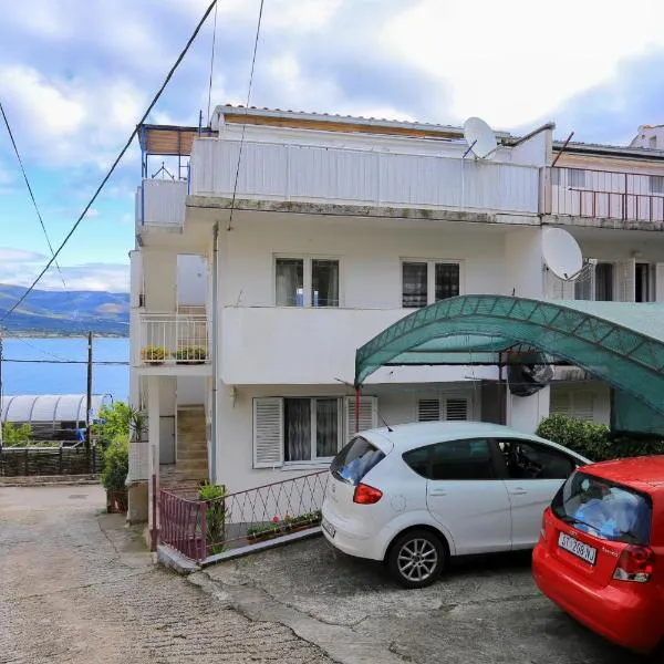 Apartments by the sea Arbanija, Ciovo - 15595, Hotel in Trogir