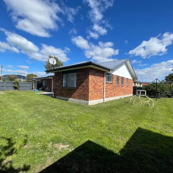Perfect for Large Group-Near Redwood Forest, hotel en Rotorua