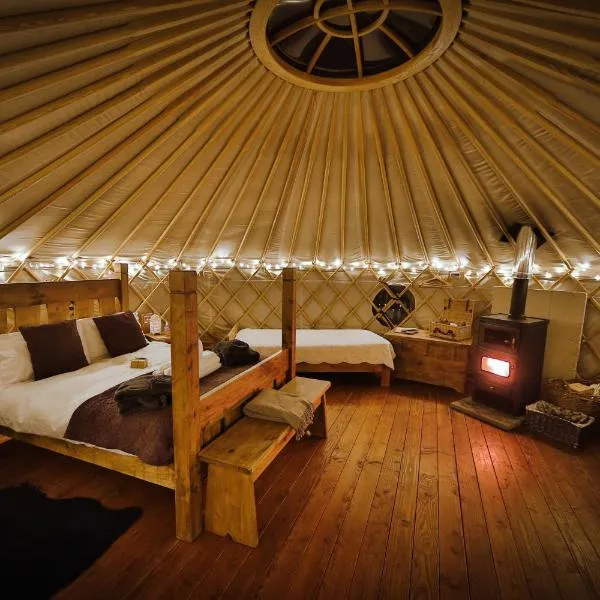 Secret Cloud House Holidays Luxury Yurts with Hot Tubs, hotel in Cauldon