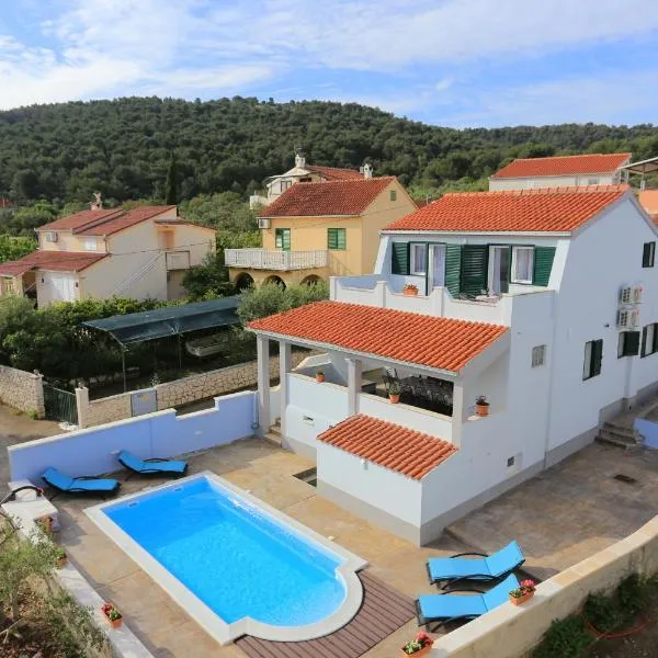 Seaside family friendly house with a swimming pool Slatine, Ciovo - 17231, отель в Слатине