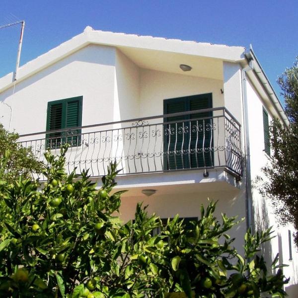 Apartments with a parking space Maslinica, Solta - 17314