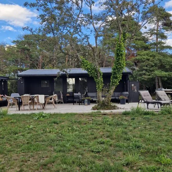 Liten stuga med fantastiskt läge, hotel in Tofta