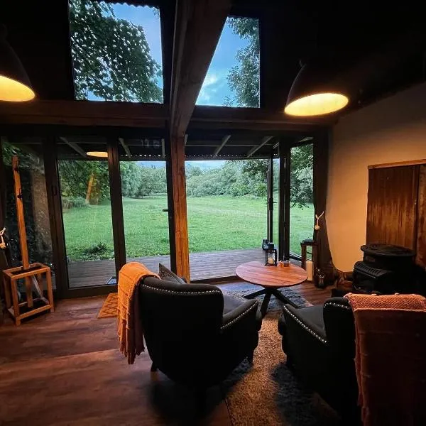 Lynbrook Haybarn, Hot tub and outdoor kitchen, New Forest, hotel in Ringwood