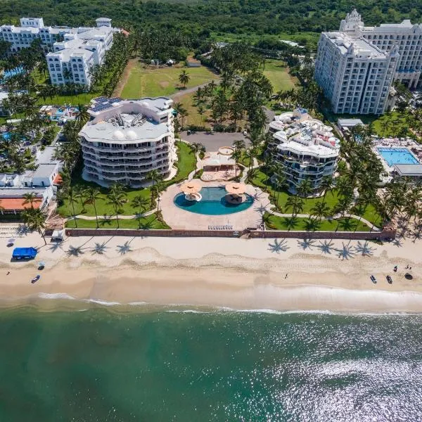 Ocean Front Condo with Pool Sleeps 6 Adults-Quinta del Mar 203, hotel v destinaci Nuevo Vallarta