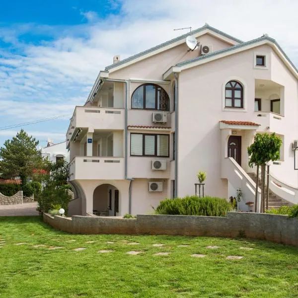 Apartments by the sea Punat, Krk - 17857、プナトのホテル