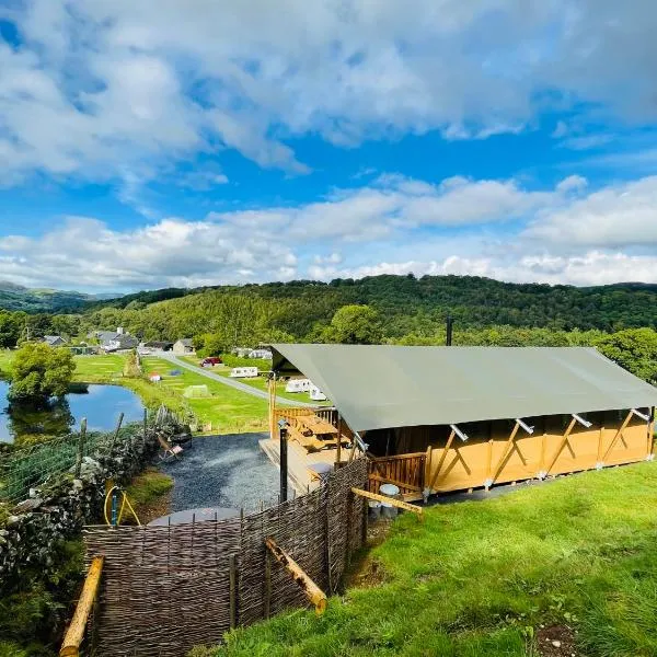 Mountain View Safari Tent with Hot Tub in The Heart of Snowdonia, hotel in Dolgellau
