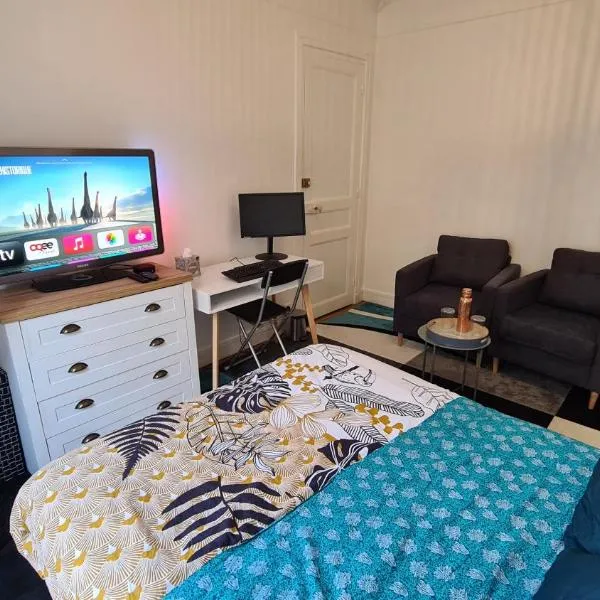 Résidence Cosy, chambre privée non mitoyenne avec serrure dans un appartement de 50 m carrés, Hotel in Colombes