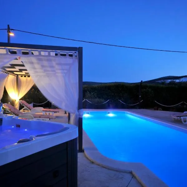 Beautiful Holiday Home "Villa Luka", hotel in Kastel Stafilic