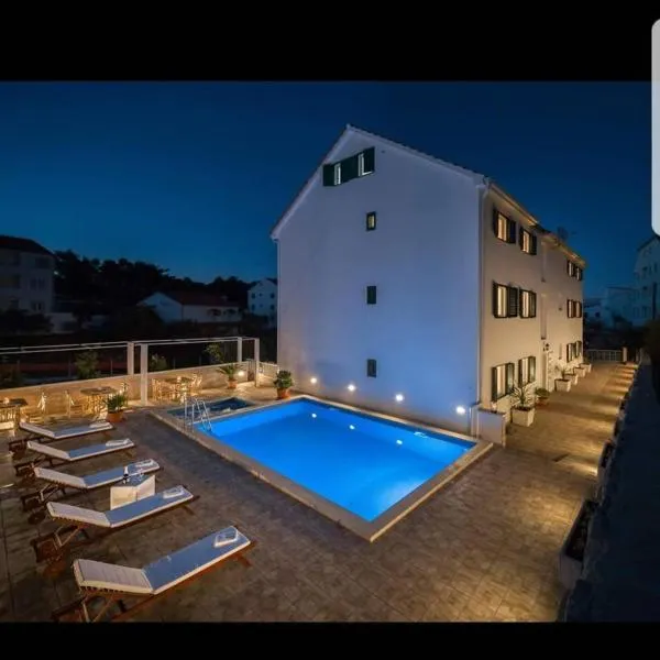 La Perla Apartments, hotell sihtkohas Sutivan