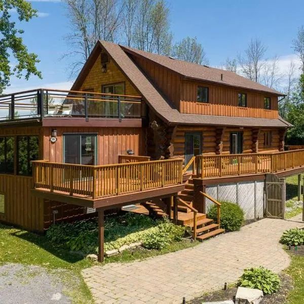 Unique Log House by the Lake, Retreat with Spa Amenities near Presque'ile Provincial Park, hotel in Brighton
