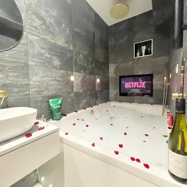 Cloud9 Guest House - by Coastline Retreats - 2 Bedroom self contained garden flat - Luxury bath, Netflix, Superfast Wifi, Parking included, hotel in Bournemouth