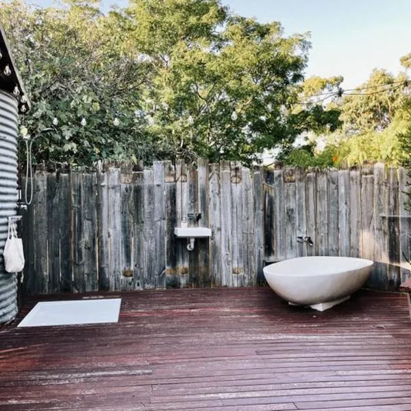 Luxury 6 metre Bell Tent & Outdoor Bathroom, WIFI, TV and firepit,、Coodanupのホテル