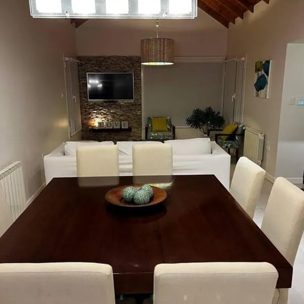Casa Conesa, cálida súper confortable hasta 7 personas, hotel en Esquel