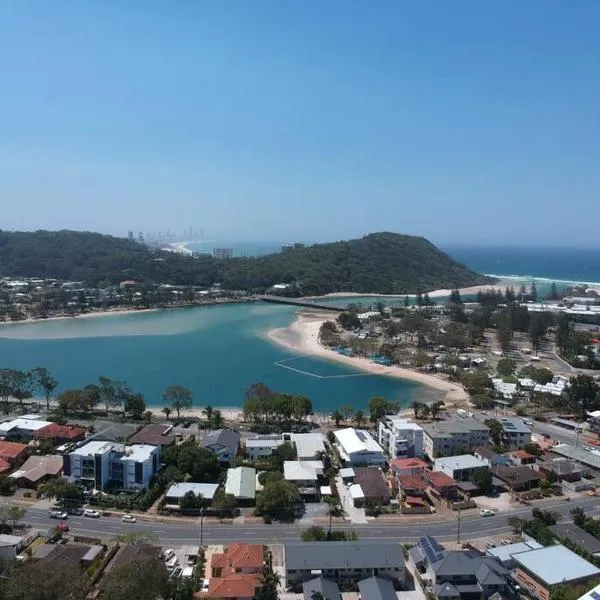 Modern Palm Beach getaway to suit whole family, hotel in Gold Coast