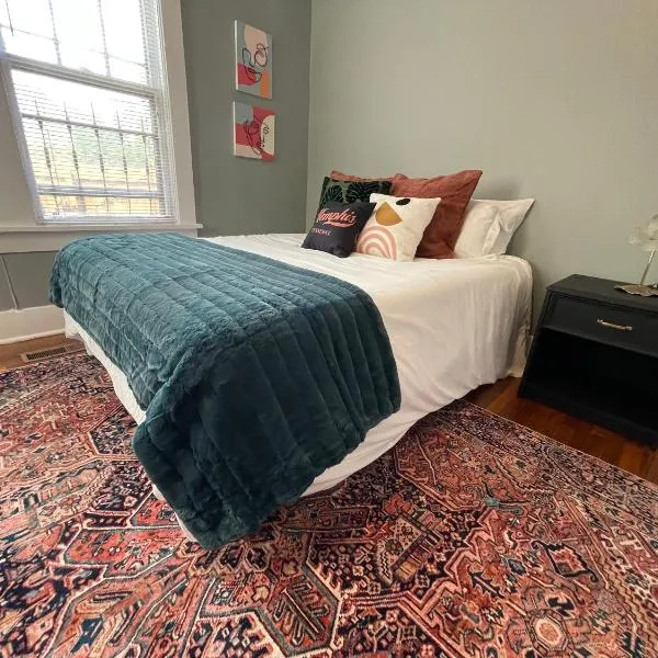 Historic Revival 2BR Midtown Memphis Fast Wifi Free Parking Yes Pets, hotel v destinaci Memphis