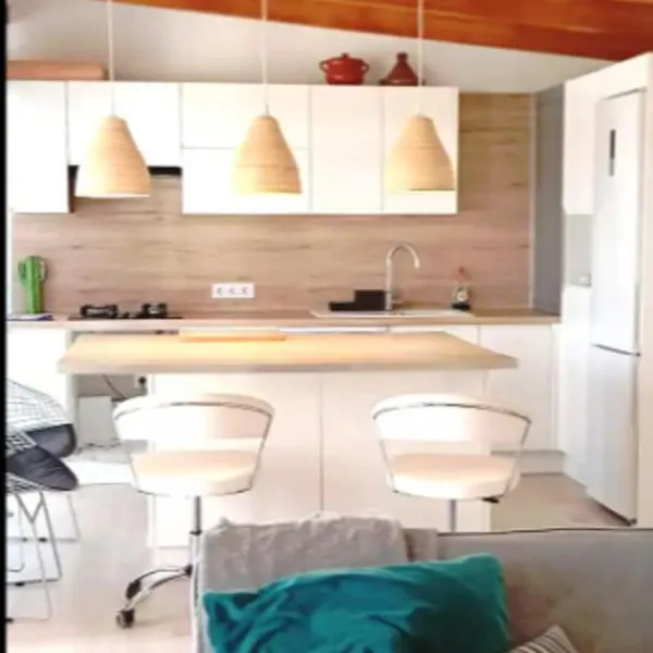 Beautiful chalet with wifi and free parking, Hotel in Arona