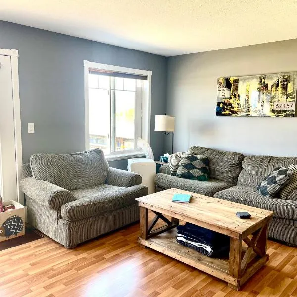 Top Floor Riverfront Condo with Stellar Sunsets!, hotel en Fort McMurray