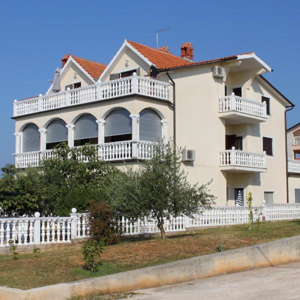 Apartments with a parking space Novigrad - 7037