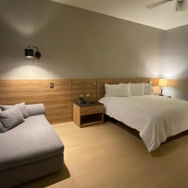 RIVI GRAND HOTEL，位于纳沃华的酒店