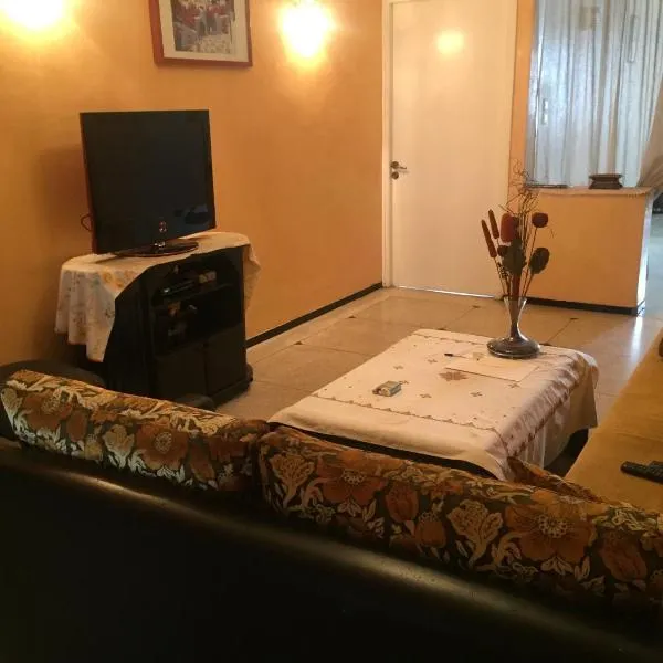 Property located in a quiet area close to the train station and town, hotel in Casablanca