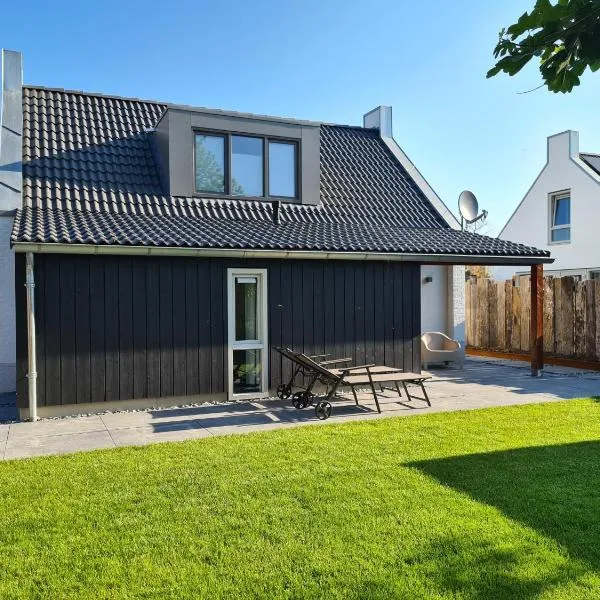 Bungalow 76 op Recreatiepark de Wielen, Hotel in Sint Maarten