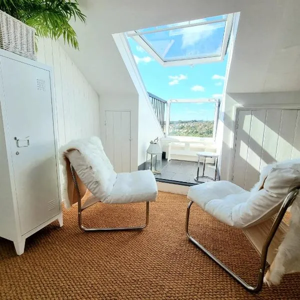West Hill Retreat Seaview Balcony Loft Apartment & Free Offstreet Parking, hôtel à Hastings