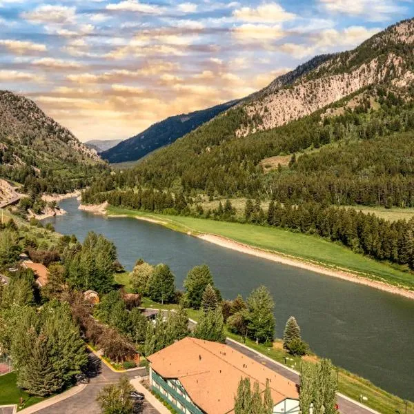 フライング サドル リゾート ＆ ステーキハウス（Flying Saddle Resort and Steak House）、アルパインのホテル