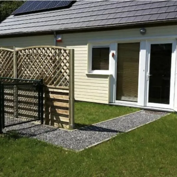 La clairière du lac, le bungalow de l'écureuil, Hotel in Froidchapelle
