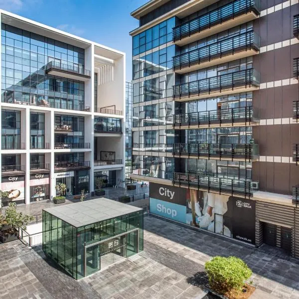 Luxury Apartment with Pool, Patio & Gym in City Walk By ĀYA Boutique, hotel in Dubai