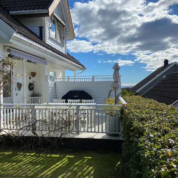 Idyllisk sørlandshus, hotel in Risør