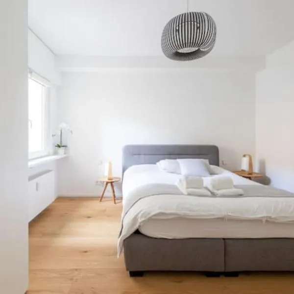 Wonderful Two Bedroom Apartment at Limpertsberg with Parking, near Tram, hôtel à Luxembourg