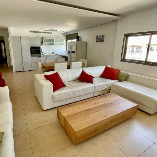 Beautiful 2-bedroom condo in the heart of Tel Aviv, hotell sihtkohas Tel Aviv