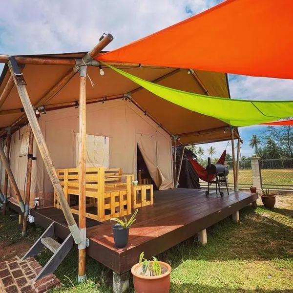 Rembulan Escape - Beachfront safari tent, hotell sihtkohas Kampung Penarik