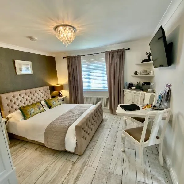THE KNIGHTWOOD OAK a Luxury King Size Bed - En-Suite Space - LYMINGTON NEW FOREST with Totally Private Entrance - Key Box entry - Free Parking & Private Outdoor Seating Area - Town ,Shops , Pubs & Solent Way Walking Distance & Complimentary Breakfast, hotel in Lymington