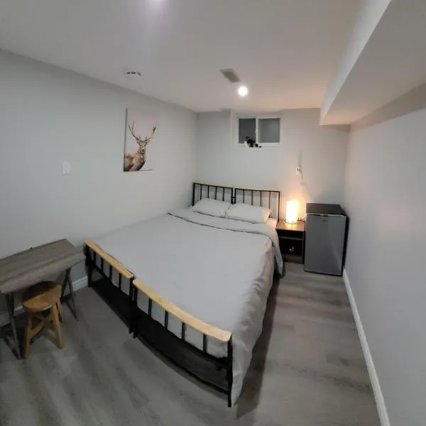 Guest House Basement - Master Bedrooms in Bayview Village, hotel in Toronto