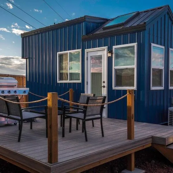 Delightful tiny home conveniently located, hotell sihtkohas Apple Valley