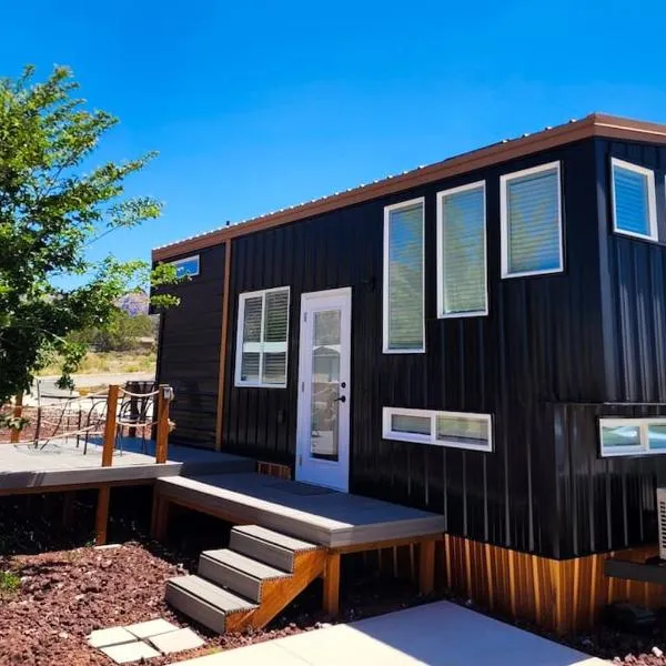 New modern & relaxing Tiny House w deck near ZION, hotel v destinaci Apple Valley