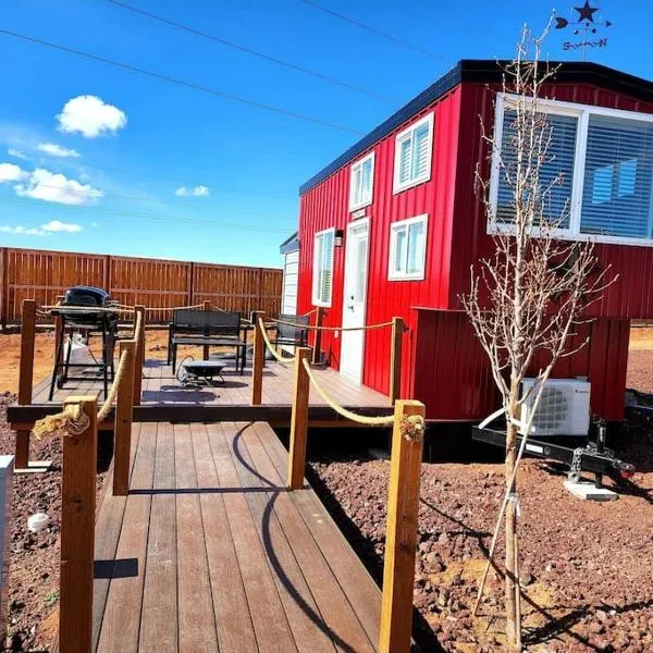 Romantic Tiny home with private deck, hotel v destinaci Apple Valley