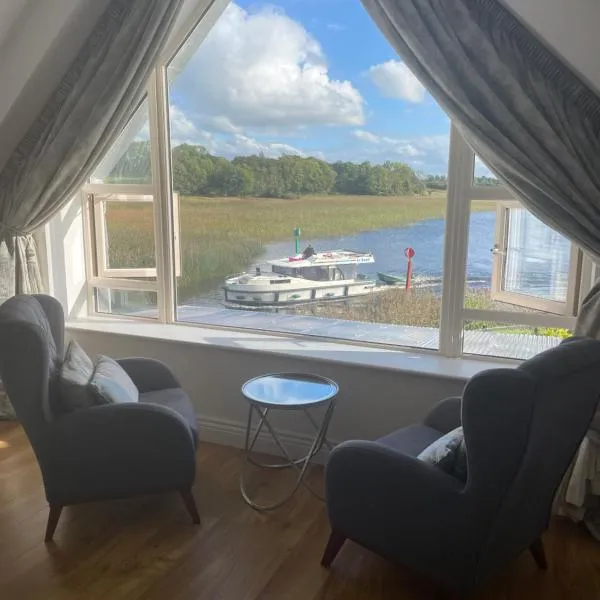 Lough Key Luxury Riverfront Apartment, hotel v destinaci Cootehall